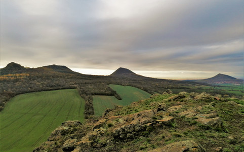 Jako ochránci nad menším kamarádem s názvem Křížové vršky stojí kopce Brník, Srdov, Oblík a Raná