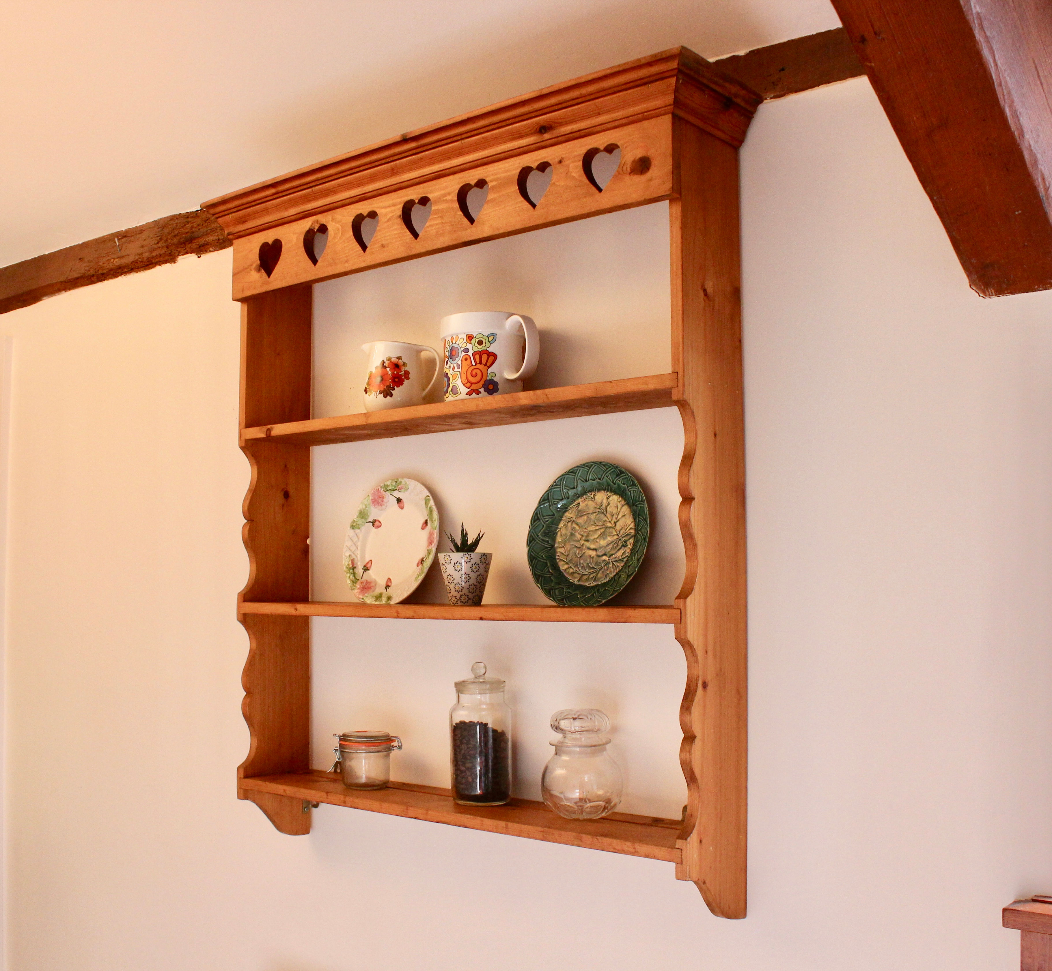 Vintage Traditional Pine Wall Hanging Delph Plate Rack/Shelf with Heart Frieze