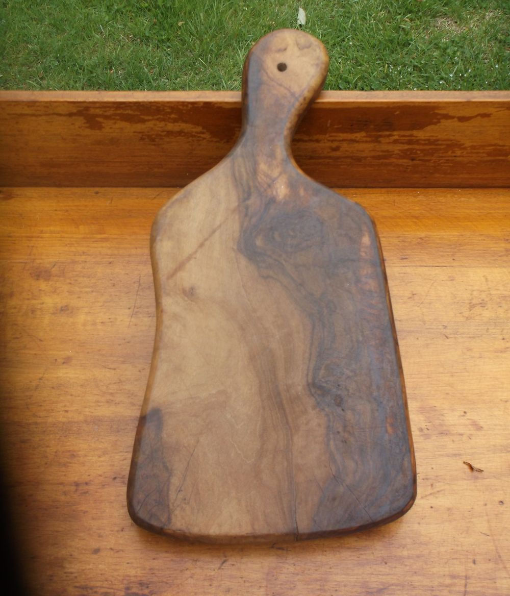 Wooden cutting board with handle