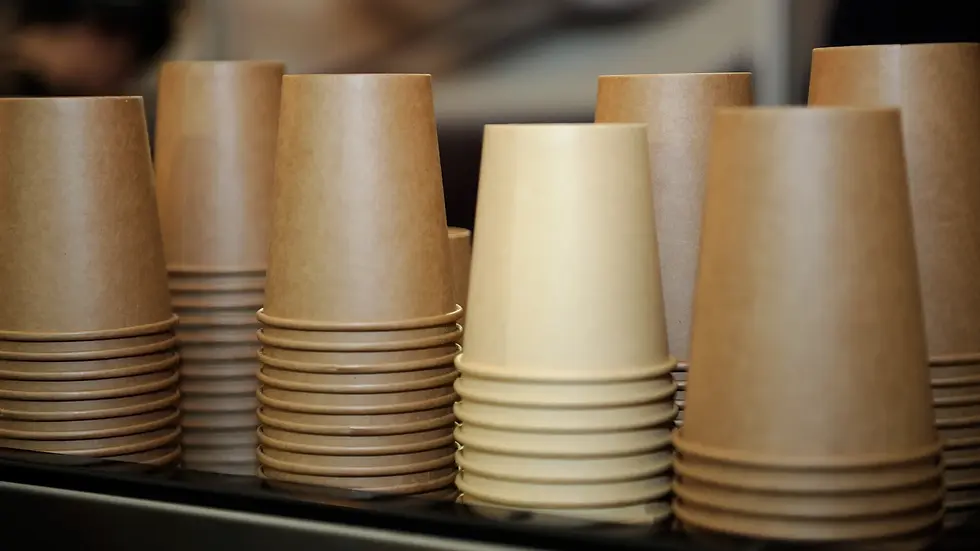 Vasos de cartón kraft para cafeterías.