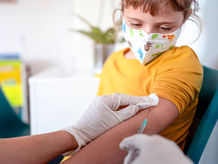 Vacunación a menores de edad aún no está aprobada