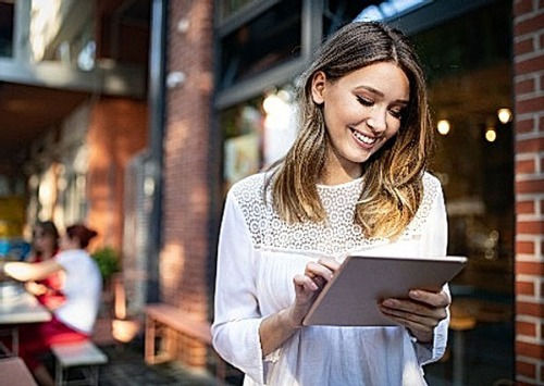 Frau liest Newsltter von CHRONISCH GUT LEBEN auf ihrem Tablet
