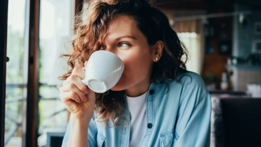 Frau trinkt Kaffee | Rheuma und Kaffee