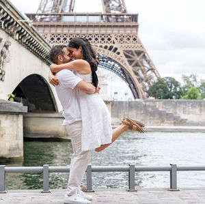 Paris romantic proposal photoshoot with a Paris photographer at Pont d'lena.