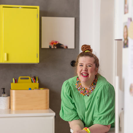 Mira Palonevan kodissa toistuvat kauniit perusvärit ja mielenkiintoiset väriyhdistelmät