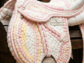 ☁️ Brand New Marshmallow Saddle Hits the Market – Sugar Industry expands into Equestrian Equipment