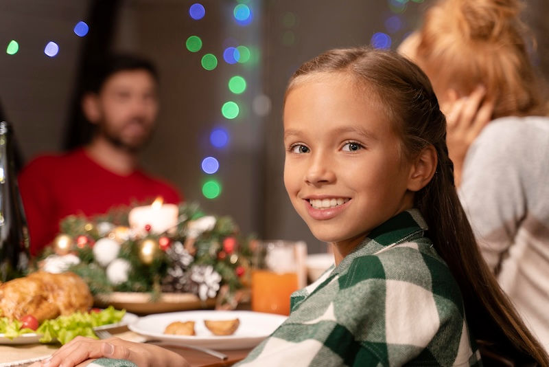 Niña feliz cena Navidad familia separada gastos ordinarios pensión alimenticia Catalunya