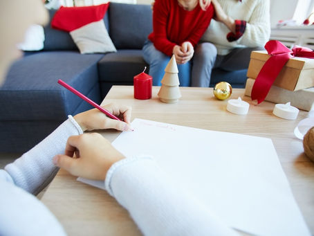 Pareja divorciada calculando gastos extraordinarios navidad hijos con abogada familia Catalunya