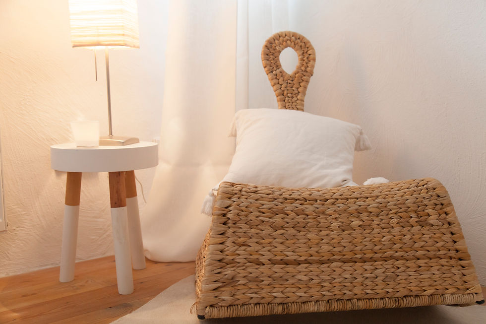 Deko Stuhl und zimmertisch