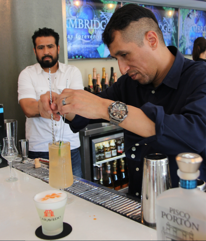 Jan Palma preparando uno de los cocteles emblemas, el Chilcano.