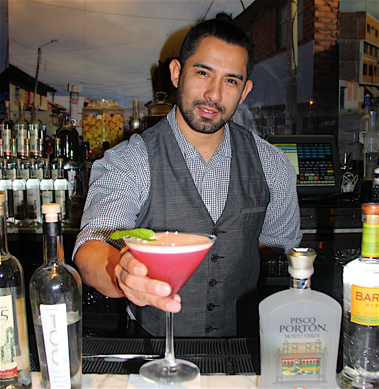 Christian Asca es un bartender profesional, quien ha trabajado en prestigiosos restaurantes internacionales de Nueva York. Se ha especializado en pisco peruano y es fundador de La Pandilla Pisco.