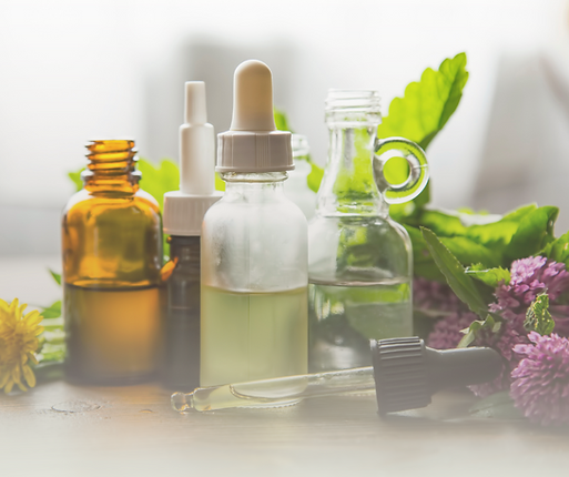 Kleine pipetenflaschen mit Medizin im Hintergrund Kräuter und Blätter