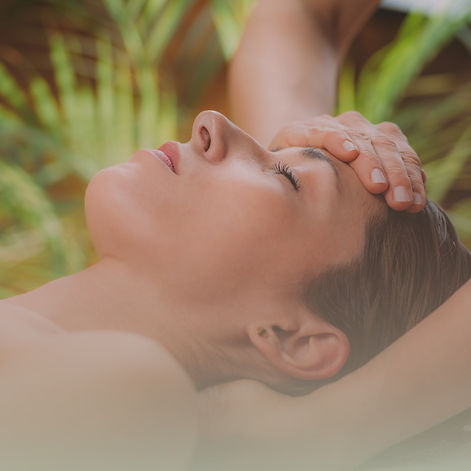 Frau liegt mit Kopf da Hand wird auf Stirn gehalten