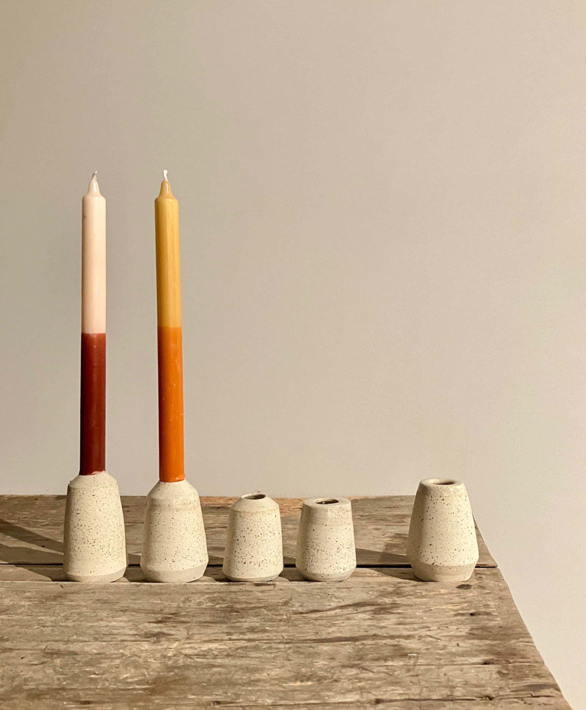 Kandelaars - groter-  in spikkelklei, deels glanzend geglazuurd