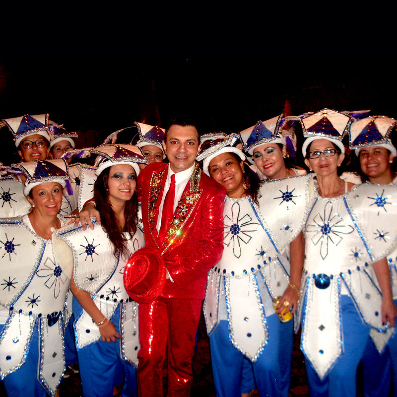 integrantes_da_ala_Chico_Xavier_Missionário_da_Luz_abraçando_Marcelo_Cecyn__Batel_Carnaval-2015
