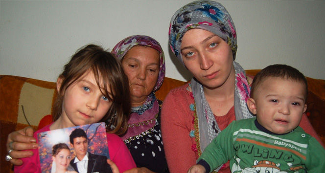 LAPSEKİLİ AİLE PERİŞAN ''LAPSEKİLİ BALIKÇI YUNANİSTAN'DA ESİR TUTULUYOR''