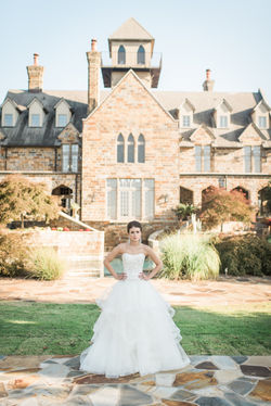 goodwinmanorshotofbackofhousewithbride