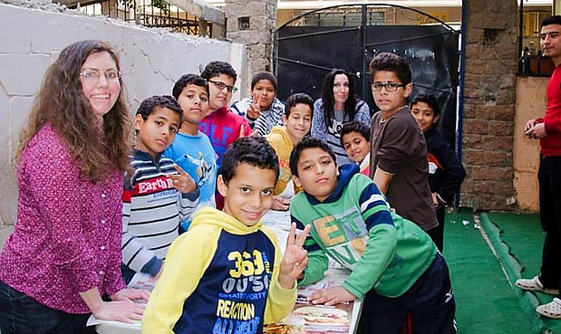 Jennie Harriman teaches art to kids while traveling