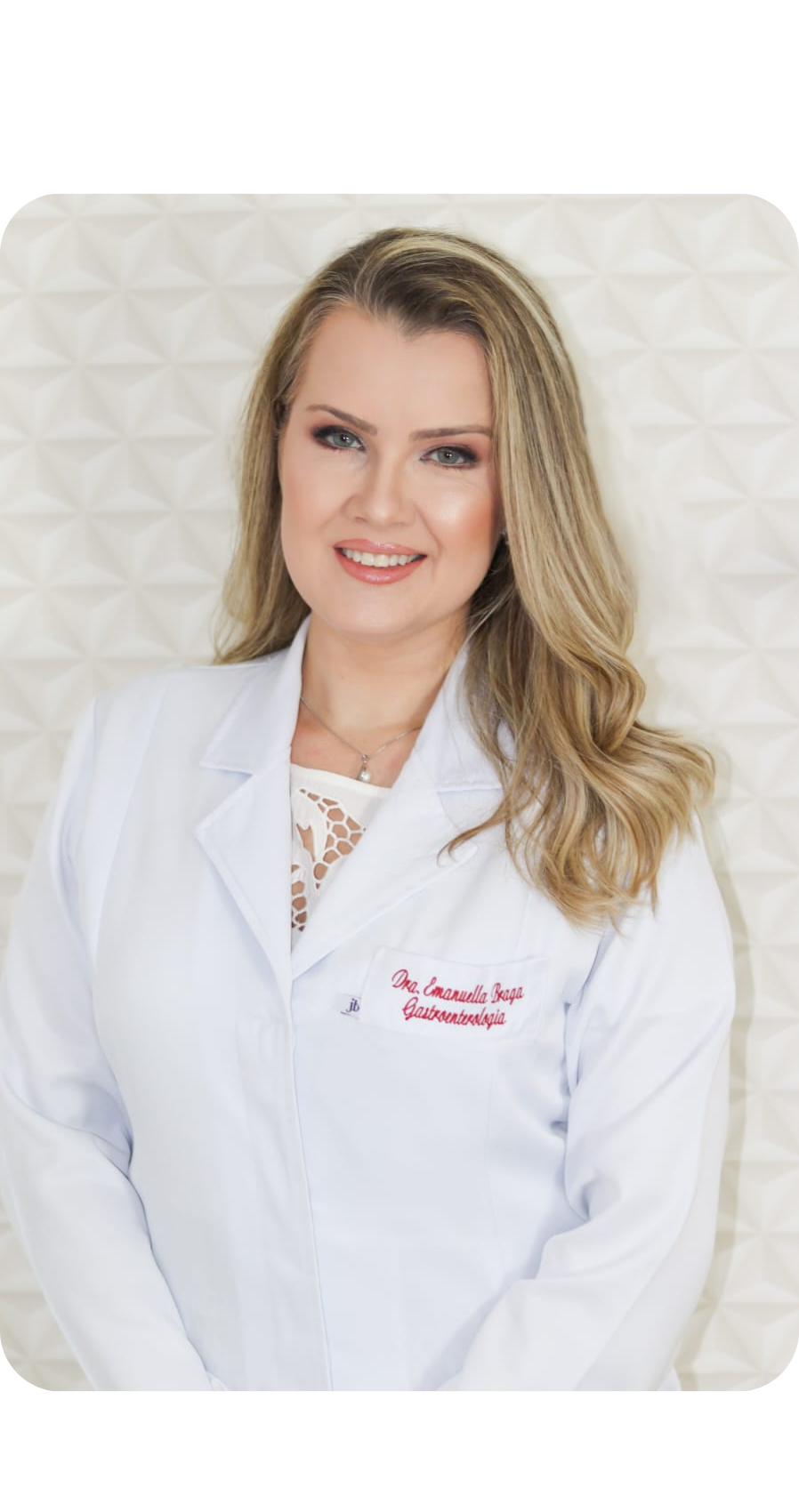 Dra. Emanuella Braga de Carvalho vestindo jaleco branco, médica da equipe ImunoGastro.