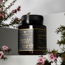 HNZ Manuka Honey UMF 20+ jar with Manuka flowers