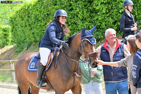 Championnat de france des As 2026 - la championne de france carresse son cheval !
