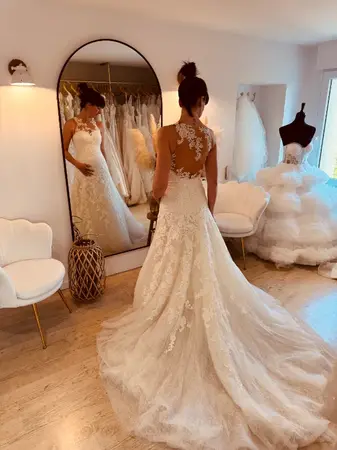 Robe de mariée seconde main sirène avec dos travaillé en dentelle essayée à Saint-Omer en boutique spécialisée