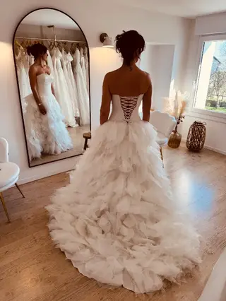Robe de mariée pas chère style princesse avec jupe en tulle XXL volumineuse essayée en boutique