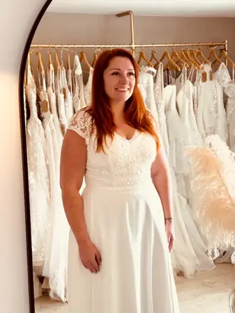 Robe de mariée seconde main à Béthune présentée en boutique spécialisée