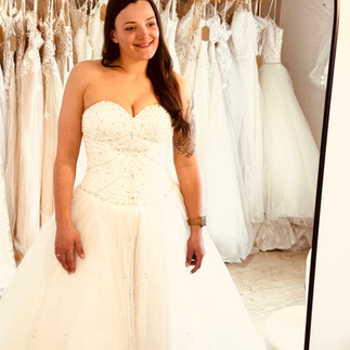 Robe de mariée bustier avec jupe volumineuse en tulle portée en boutique de robes de mariée seconde main près de Saint-Omer