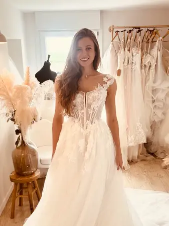 Robe de mariée seconde main avec décolleté en dentelle et jupe princesse essayée dans le Pas-de-Calais