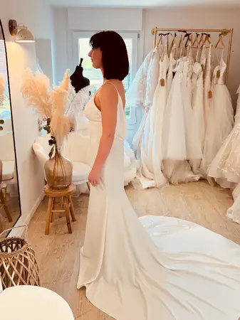 Essayage robe de mariée seconde main sirène avec dos nu profond et traîne élégante à Béthune en boutique spécialisée