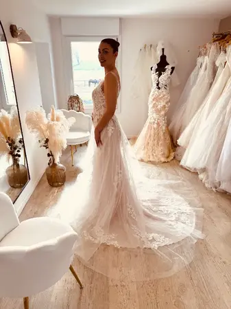 Robe de mariée d’occasion sirène en dentelle avec dos élégant et traîne fluide essayée dans le Pas-de-Calais