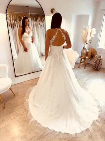 Essayage robe de mariée seconde main princesse fluide avec dos en dentelle à Béthune en boutique spécialisée