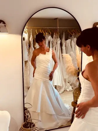 Future mariée portant une robe de mariée seconde main sirène avec bustier élégant à Hazebrouck en boutique