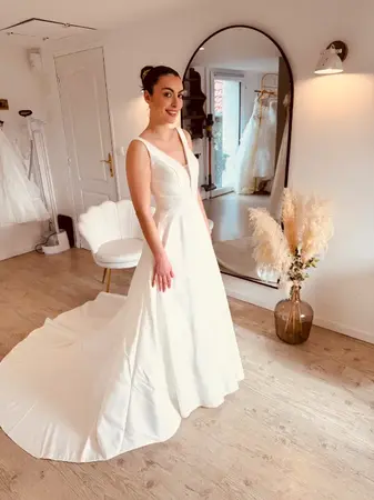 Future mariée portant une robe de mariée seconde main Adriana Alier fluide et élégante dans le Pas-de-Calais