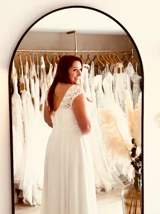 Essayage robe de mariée à Aire-sur-la-Lys dans une boutique spécialisée proche Saint-Omer