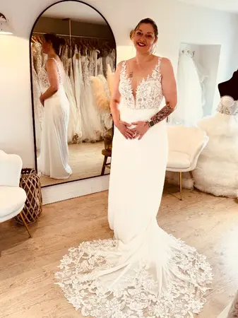 Robe de mariée fluide élégante avec dentelle et silhouette ajustée essayée dans le Pas-de-Calais