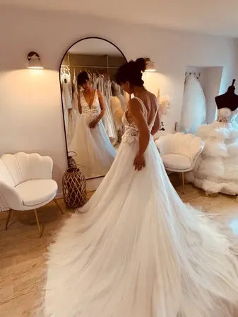 Essayage robe de mariée seconde main fluide avec dos en dentelle et jupe en tulle à Aire-sur-la-Lys proche Saint-Omer
