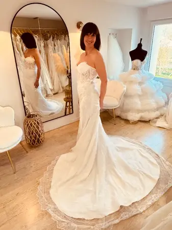 Essayage robe de mariée seconde main sirène bustier avec traîne fluide dans le Pas-de-Calais