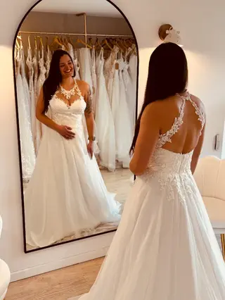 Robe de mariée seconde main fluide en dentelle romantique essayée dans les Hauts-de-France en boutique spécialisée