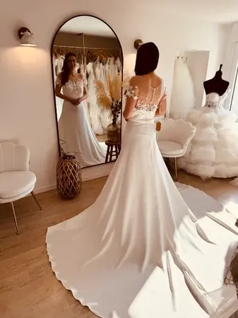 Robe de mariée seconde main sirène avec dos en dentelle et jupe fluide élégante essayée à Hazebrouck en boutique