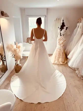 Robe de mariée seconde main Adriana Alier minimaliste avec dos nu et coupe fluide essayée à Béthune en boutique spécialisée