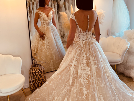 essayage de robe de mariée en dentelle chez Evaléa