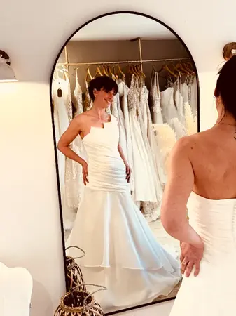 Essayage robe de mariée seconde main sirène bustier drapé en satin à Saint-Omer en boutique spécialisée