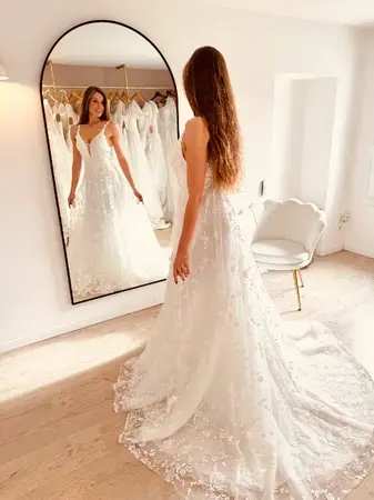 Robe de mariée seconde main Hulima coupe sirène en dentelle avec traîne élégante essayée dans le Pas-de-Calais