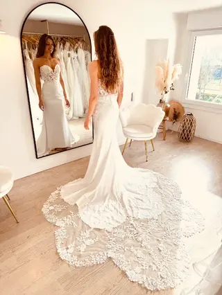 Robe de mariée seconde main sirène avec traîne en dentelle travaillée essayée à Hazebrouck en boutique spécialisée