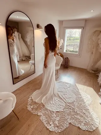 Robe de mariée seconde main sirène avec traîne en dentelle travaillée essayée à Hazebrouck en boutique spécialisée