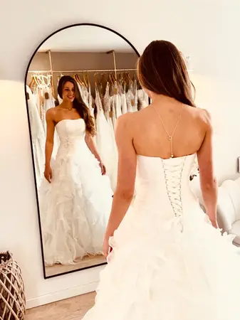 Robe de mariée seconde main avec bustier et dos corset en tulle essayée à Béthune en boutique spécialisée