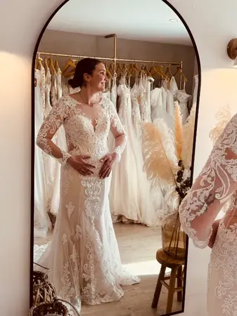 Robe de mariée seconde main en dentelle avec manches longues et coupe sirène essayée à Béthune