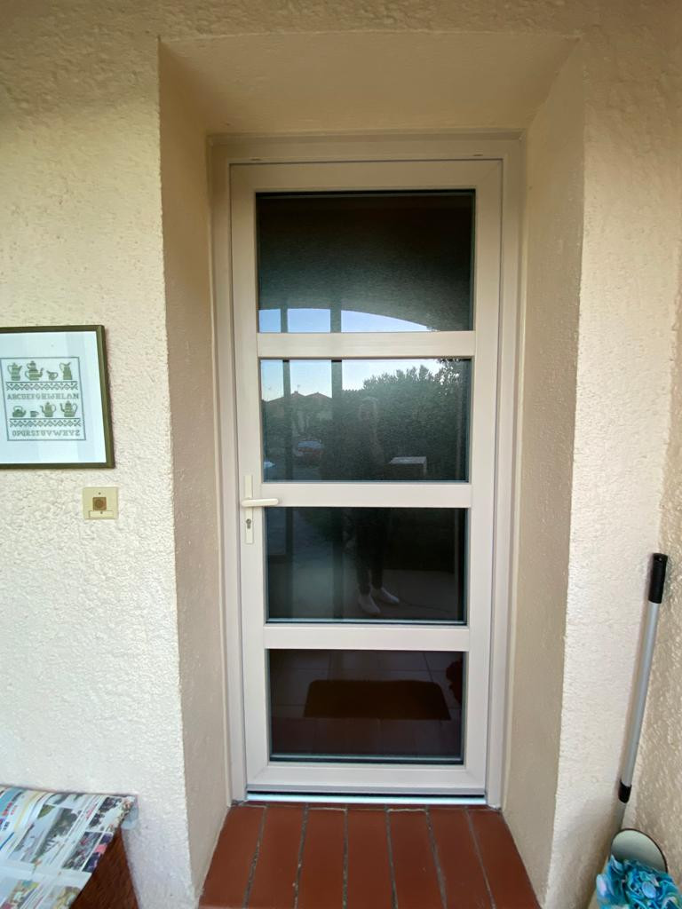 Pose d'une porte d'entrée en PVC, Perpignan